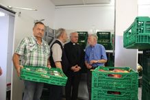 (v.l.n.r.) Im Verkaufsraum der Tafel: Hans-Jürgen Schäfer, Klemens Koeth, Bischof Algermissen und Heinz Steege.